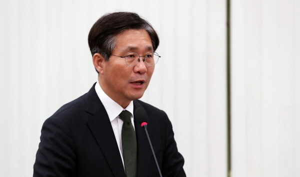 성윤모 산업통상자원부 장관이 23일 오후 서울 여의도 국회 본청 외교통일위원회 회의실에서 열린 남북경제협력 특별위원회에 참석해 업무현황 보고를 하고 있다.