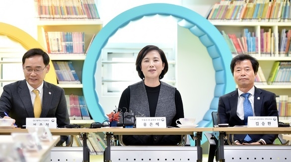 유은혜 사회부총리 겸 교육부장관이 22일 오전 대구 수성구 황금동 경북고등학교 부지 내 공립단설 대구황금유치원을 방문, 유치원 학부모와 교직원들과의 간담회에서 인사말을 하고 있다.
