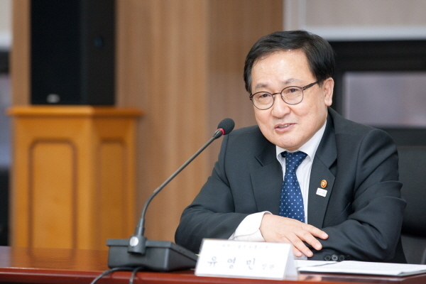 과학기술정보통신부와 서울특별시교육청이 지난 13일 경기도 과천시 정부과천청사 과기정통부 생각나눔방에서 '3D프린팅 활용 메이커 교육 및 소프트웨어교육 활성화를 위한 업무협약 체결식' 을 개최했다. 사진은 유영민 과학기술정보통신부 장관이 인사말을 하는 모습. (뉴시스)