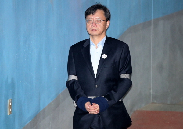 불법사찰 지시 혐의로 구속 기소된 우병우 전 청와대 민정수석이 7일 오후 서울 서초구 서울중앙지법에서 열린 1심 선고공판에 출석하고 있다. (뉴시스)