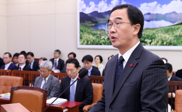 조명균 통일부 장관이 7일 서울 여의도 국회에서 열린 외통위 전체회의에서 인사말을 하고 있다.