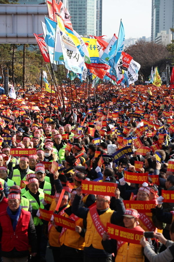 22일 오후 서울 여의도 국회 앞에서 열린 불법 카풀 앱 근절 제2차 택시 생존권 사수 결의대회에서 전국 택시 노조들의 깃발이 입장하고 있다. (뉴시스)