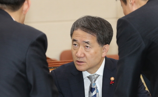 13일 오전 서울 영등포구 여의도 국회에서 제364회국회(정기회)폐회 중 열린 국회 보건복지위원회 전체회의에서 박능후 보건복지부 장관이 관계자와 이야기를 나누고 있다. (뉴시스)