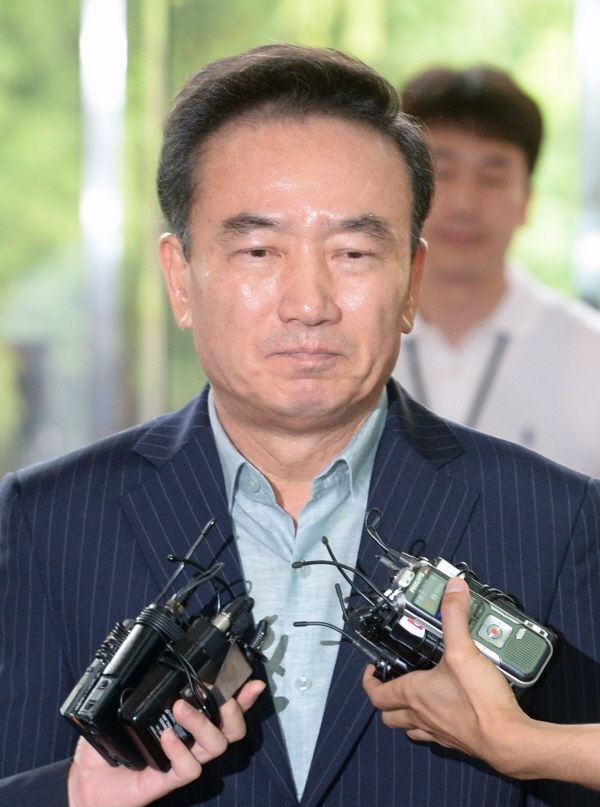 20대 여직원을 강제로 추행한 혐의를 받는 최호식 '호식이 두 마리 치킨' 전 회장이 피의자 신분으로 21일 오전 서울 강남구 강남경찰서로 출석하고 있다. (뉴시스)
