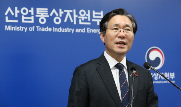 성윤모 산업통상자원부 장관이 18일 오후 정부세종청사에서 문재인 대통령에게 보고한 정부업무보고 내용을 설명하고 있다.(뉴시스)