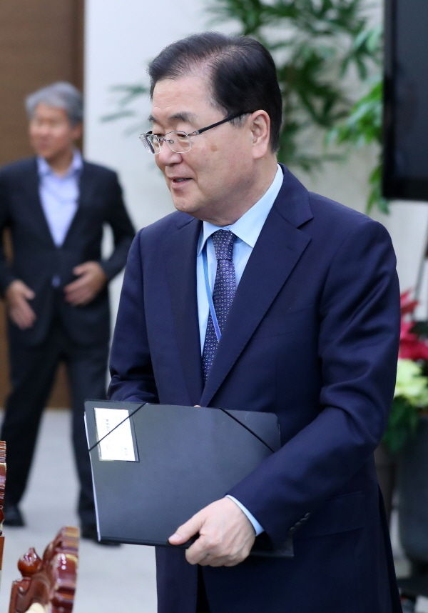 정의용 국가안보실장이 19일 청와대 여민관에서 열린 남북공동선언 이행추진위원회 2차 회의에 참석하고 있다.