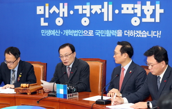 21일 서울 여의도 국회에서 열린 민주당 최고위원회의에서 이해찬 대표가 모두발언을 하고 있다.