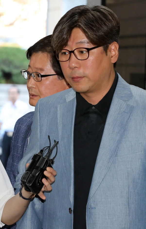 거액의 회삿돈을 횡령한 혐의를 받는 김도균 탐앤탐스 대표가 12일 오전 구속 전 피의자 심문을 받기 위해 서울 서초구 서울중앙지방법원으로 들어서고 있다.(뉴시스)