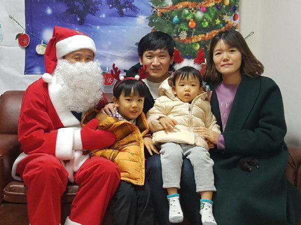 공무원연금공단은 성탄절을 맞아 공무원임대주택 입주민을 위한 '크리스마스 산타원정대' 행사를 벌였다고 24일 밝혔다.