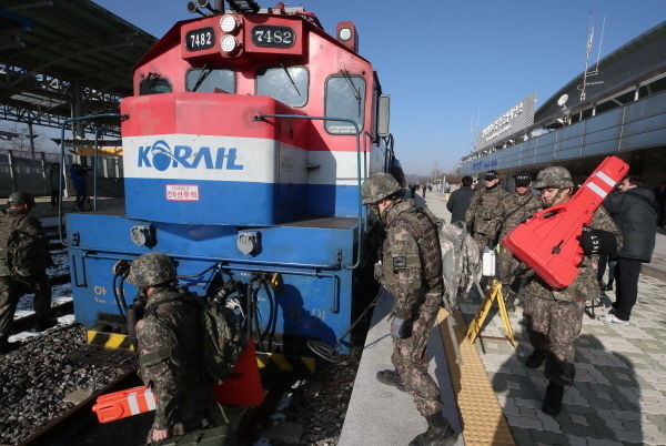 북한 철도 조사를 마친 열차가 18일 오전 도라산역에 도착해 군인, 세관 요원들이 열차를 점검하고 있다. 이 열차는 이날 오전 개성 판문역에서 인수해왔다.