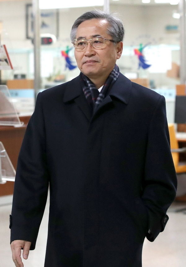 우병우 전 청와대 민정수석에 대한 비선보고 혐의로 기소된 추명호 전 국가정보원 2차장이 3일 오전 서울 서초구 서울중앙지법에서 열린 1심 선고공판에 출석하고 있다. (뉴시스)