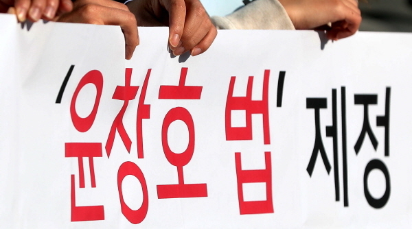 하태경 바른미래당 의원이 만취 음주운전자의 차량에 치어 숨진 윤창호씨의 친구들과 함께 지난해 11월 23일 오후 서울 종로구 광화문광장에서 음주운전자 강력 처벌을 위한 법률을 마련하는 '윤창호법' 발의를 촉구하는 서명운동을 하고 있다. (뉴시스)
