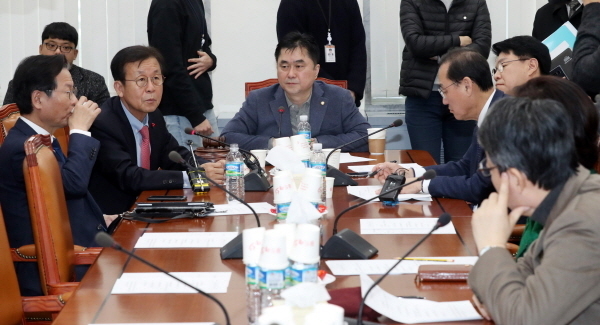 4일 오전 서울 영등포구 여의도 국회에서 열린 정치개혁특별위원회 정치개혁 제1소위에서 원혜영(왼쪽 두번째) 더불어민주당 의원이 발언하고 있다