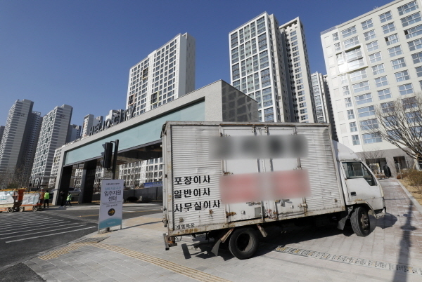 서울 송파구 '헬리오시티' 단지 입구에 이삿짐업체 차량이 드나들고 있다. 미디신도시급 대규모 단지로 관심을 모은 '헬리오시티' 아파트가 오늘부터 내년 4월 1일까지 입주를 본격화한다. (뉴시스)