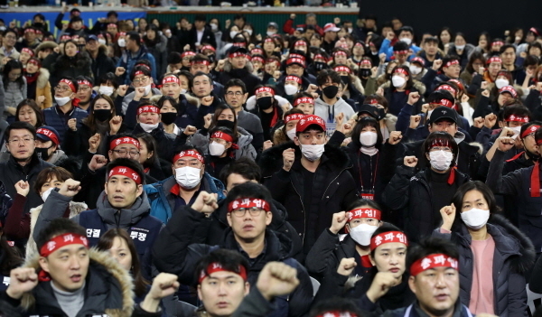 KB국민은행 노조원들이 8일 오전 서울 송파구 잠실학생체육관에서 열린 총파업 선포식에서 파업가를 제창하고 있다. 노사는 성과급 지급 규모, 임금피크제 진입 시기, 페이밴드(직급별 호봉 상한제) 제도 등 주요 쟁점에 대해 논의했지만 결렬됐다. KB국민은행의 파업은 지난 2000년 이후 19년 만이다.(뉴시스)