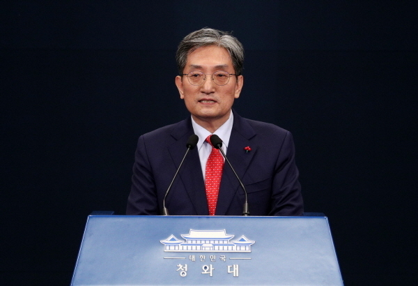 노영민 신임 비서실장이 8일 오후 청와대 춘추관에서 인사말을 하고 있다.