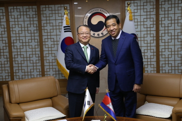한승희(왼쪽) 국세청장은 8일 서울지방국세청사에서 꽁 위볼(Kong Vibol) 캄보디아 국세청장을 만나 한·캄보디아 국세청장 회의에 앞서 악수하고 있다.