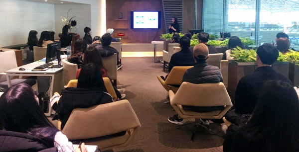 8일 오후 인천공항 제1여객터미널에 위치한 항공일자리 취업지원센터에서 열린 인천공항공사 현직자 멘토링에서 구직자들이 강연자로부터 채용에 관한 설명을 듣고 있다.