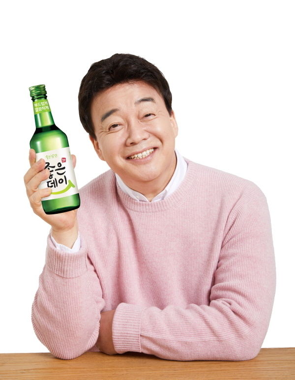 경남 창원에 본사를 둔 ㈜무학의 소주 브랜드 ‘좋은데이’의 새 광고모델로 선정된 외식사업가 겸 요리연구가 백종원씨.