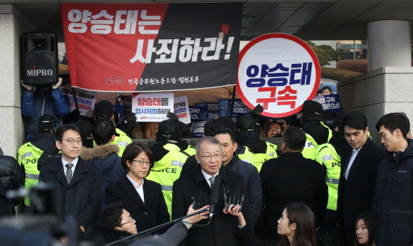 사법행정권 남용 사건의 핵심 피의자 양승태 전 대법원장이 검찰 소환조사를 앞두고 11일 오전 서울 서초구 대법원에서 입장발표를 하고 있다.