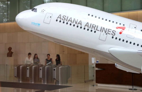 서울 종로구 금호아시아나 본사 로비 전시된 아시아나 항공 모형 기체가 보이고 있다.