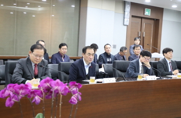 평택시(시장 정장선)는 18일 오전 7시부터 시청 종합상황실에서 지역 도의원과 조찬간담회를 갖고 지역현안에 대해 논의했다.
