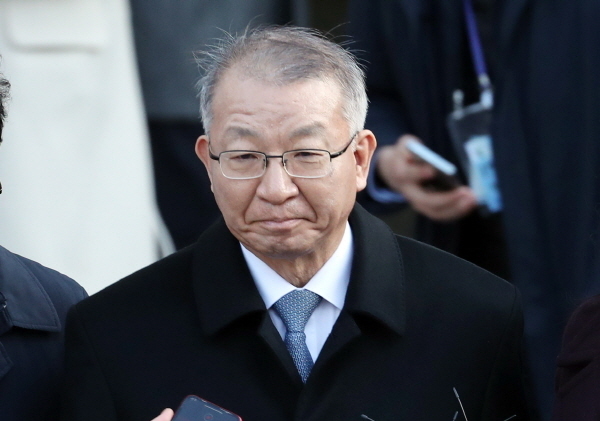사법행정권 남용 의혹으로 구속영장이 청구된 양승태 전 대법원장이 23일 오후 서울 서초구 서울중앙지방법원에 영장실질심사를 마치고 대기장소인 서울구치소로 향하고 있다.