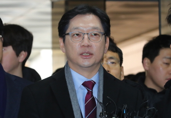김경수 경남도지사가 30일 오후 서울 서초구 서울중앙지방법원에서 열린 '드루킹 댓글 조작' 관련 컴퓨터등장애업무방해 등 혐의에 대한 1심 선고공판에 출석하며 취재진의 질문에 답하고 있다.