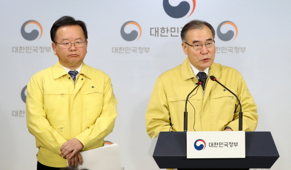 이개호(오른쪽) 농식품부 장관과 김부겸 행정안전부 장관이 1일 오전 서울 종로구 정부서울청사에서 구제역 관련 정부합동 담화문을 발표하고 있다.