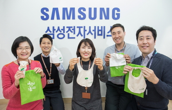 삼성전자서비스는 초록우산어린이재단 경기지역본부에서 무연고 영유아들의 건강한 성장을 위해 임직원과 가족들이 직접 만든 베이비키트 100여개를 기증하는 전달식을 가졌다고 8일 밝혔다. 사진은 베이비키트 제작에 참여한 삼성전자서비스 임직원의 모습.
