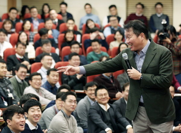 최태원 SK그룹 회장이 지난 8일 서울 종로구 SK서린빌딩에서 열린 '행복 토크'에서 구성원들과 행복키우기를 위한 작은 실천 방안들에 대해 토론하고 있다.