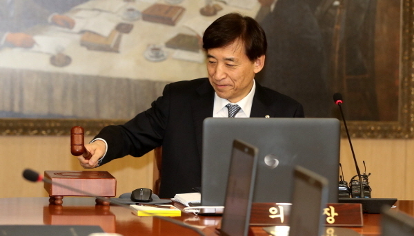 2019년 1월 통화정책방향 관련 금융통화위원회가 열린 24일 오전 서울 중구 한국은행에서 이주열 한국은행 총재가 의사봉을 두드리고 있다. (뉴시스)