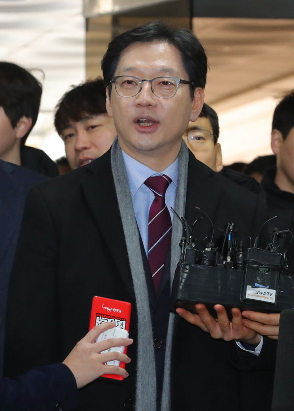 김경수 경남도지사가 30일 오후 서울 서초구 서울중앙지방법원에서 열린 '드루킹 댓글 조작' 관련 컴퓨터등장애업무방해 등 혐의에 대한 1심 선고공판에 출석하며 취재진의 질문에 답하고 있다.