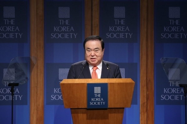 미국을 공식방문 중인 문희상 국회의장은 현지시간 14일 오전 뉴욕 코리아소사이어티(Korea Society) 메인홀에서 “굳건한 한미동맹으로 한반도와 세계 평화 위해 전진!”을 주제로 기조연설을 했다.