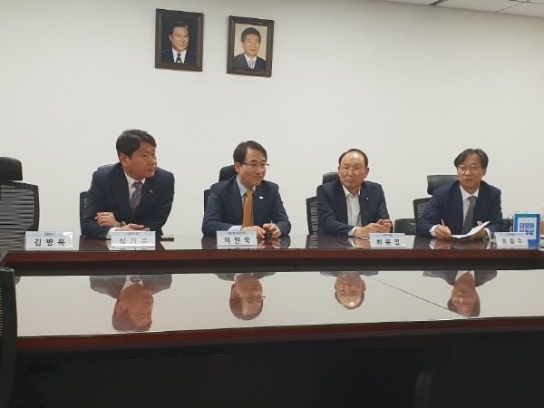 26일 오후 국회 의원회관에서 열린 더불어민주당 가업상속 및 자본시장과세 개선 TF 1차 간담회 참석하는 심기준 의원, 이원욱 제3정조위원장, 최운열 의원, 유동수 의원이 발언하고 있다. (뉴시스)