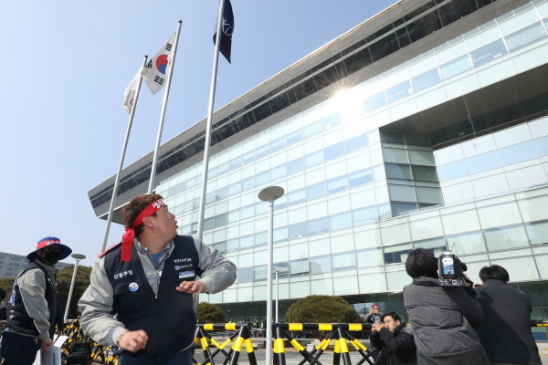 금속노조 대우조선지회 조합원들이 21일 서울 영등포구 KDB산업은행 앞에서 대우조선 매각 반대 집회를 열고 산업은행을 향해 계란을 던지고 있다. (뉴시스)