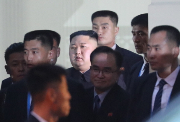 26일 오후 북미정상회담을 위해 베트남을 방문한 김정은 북한 국무위원장이 베트남 하노이 주베트남 북한대사관 방문을 마치고 차량에 오르고 있다 .