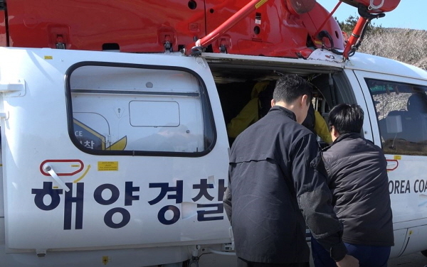 26일 오전 11시20분께 한라산을 등반하던 관광객 A(52 경기도 의왕시)씨가 갑자기 가슴통증을 호소했다. 제주해양경찰청 소속 헬기가 환자 이송을 준비하고 있다. (사진=제주해경청 제공)