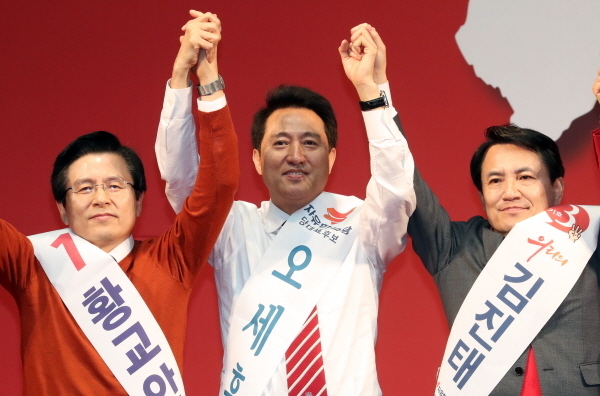 22일 경기도 성남시 성남실내체육관에서 열린 자유한국당 제3차 전당대회 수도권 강원 합동연설회에서 지지 연설을 끝낸 황교안, 오세훈, 김진태 당 대표 후보자가 손을 잡고 지지를 호소하고 있다. (뉴시스)