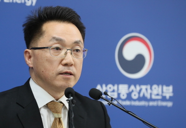 이호준 산업통상자원부 투자국장이 3일 오전 정부세종청사에서 지난해 외국인 직접투자가 신고 기준 269.0억불로 역대 최대실적을 기록했고 4년 연속 200억불 이상을 달성했다고 밝히고 있다.