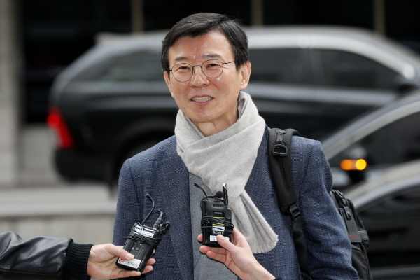 문성혁 해양수산부 장관 후보자가 10일 오후 서울 영등포구 대하빌딩에 마련된 인사청문회준비단 사무실에 첫 출근하며 취재진의 질문에 답변하고 있다.