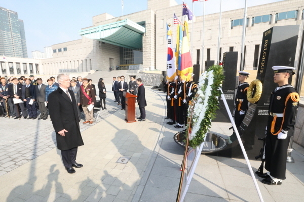 국빈 방한한 벨기에 필립 국왕 내외가 26일 오전 서울 용산구 전쟁기념관에서 6.25전쟁 UN참전국 기념비에 헌화하고 있다.