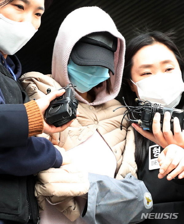 '마약 투약 혐의'로 체포된 남양유업 창업주의 외손녀 황하나씨가 6일 오후 경기 수원남부경찰서에서 구속 전 피의자심문(영장실질심사)를 받기 위해 법원으로 향하고 있다.