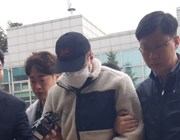 지난 8일 마약류 관리에 관한 법률 위반 혐의로 체포된 방송인 하일(미국명 로버트 할리)씨가 9일 오전 경기남부지방경찰청에 조사를 받기 위해 압송되는 모습.