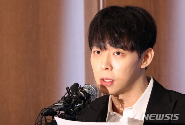 그룹 'JYJ' 멤버 박유천이 마약 투약 혐의로 구속된 남양유업 창업주의 외손녀 황하나씨 사건과 관련해 10일 오후 서울 중구 한국프레스센터에서 기자회견을 열고 발언하고 있다. 황씨는 유명 연예인 A가 마약 투약을 권유했다고 주장했고 일부에서 박유천을 A로 지목했다.
