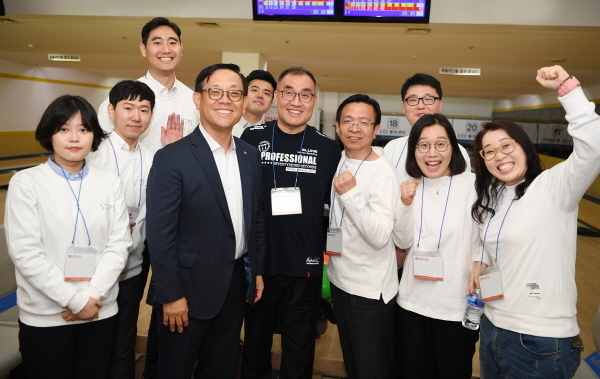 한화투자증권은 지난 18일 명동 LCI볼링장에서 '2019년 CEO배 전사 자선 볼링대회'를 개최했다. 행사에는 권희백 대표이사(왼쪽 네 번째)를 비롯한 임직원 320여 명이 참석했다.(사진=한화투자증권 제공)