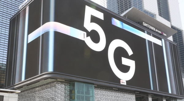 국내 이동통신 3사가 5세대 이동통신인 5G 상용화 서비스를 세계 최초로 시작한 가운데 4일 서울 강남구 SM타운 '케이팝 스퀘어'에 설치된 디지털 사이니지에 5G를 알리는 광고가 나오고 있다