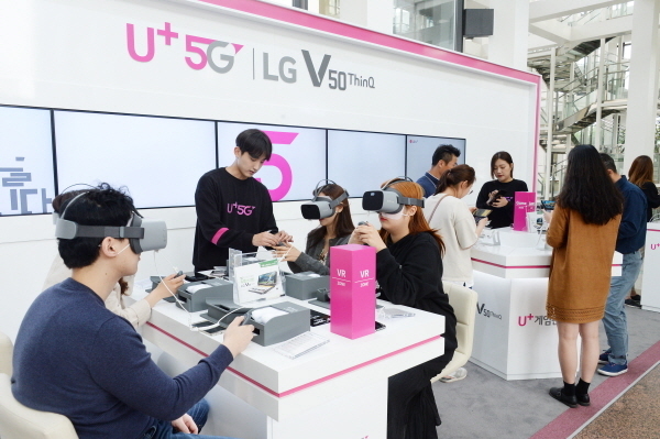 LG유플러스는 LG그룹 임직원들과 방문 고객들이 다양한 5G 서비스를 직접 체험해 볼 수 있도록 지난달 자사 용산사옥과 LG 트윈타워에 개관한 5G 체험 전시관의 누적 이용객이 2만명을 돌파했다고 밝혔다. 사진은 LG트윈타워 5G 체험 전시관에서 방문객들이 5G 서비스를 체험하고 있는 모습. (사진=LG유플러스 제공)