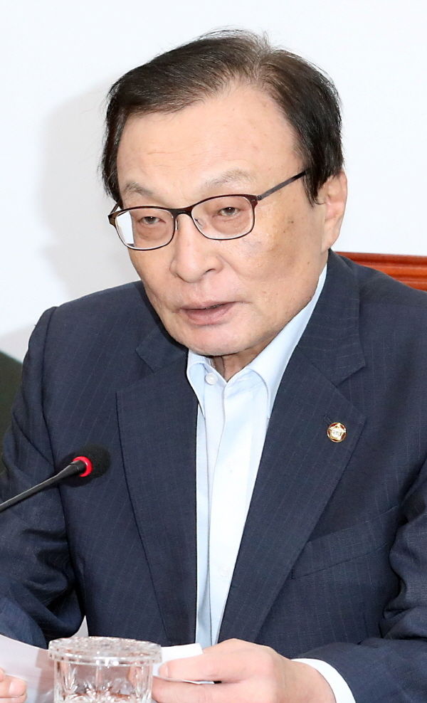 26일 서울 여의도 국회에서 열린 더불어민주당 최고위원회의에서 이해찬 대표가 모두발언을 하고 있다.
