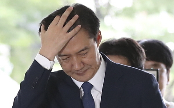 조국 법무부 장관 후보자가 25일 서울 종로구 인사청문회 준비 사무실로 출근하고 있다.